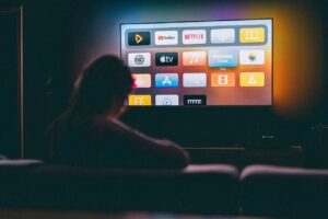 Usuário aproveitando smart tv otimizada com imagem e apps rápidos